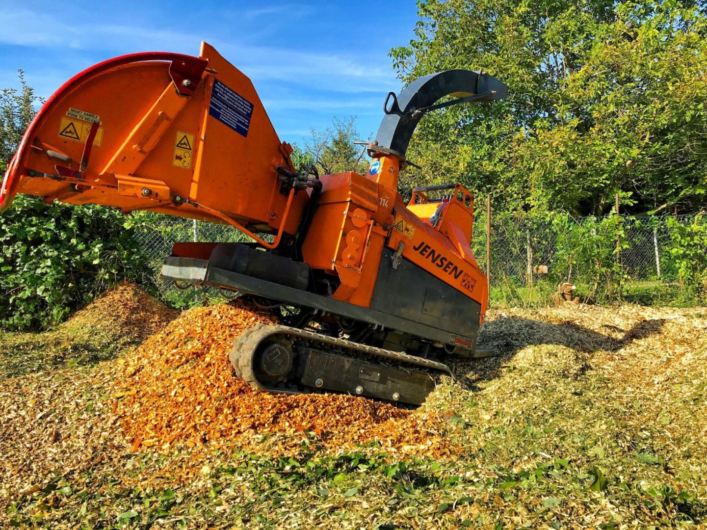 Telektisztítás darálóval, sűrű növényzet és tuskók eltávolítása elhanyagolt területen Pest megyében
