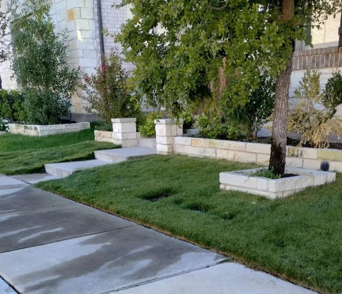 Well-manicured side yard with trimmed edges and lush green grass in Lewisville TX
