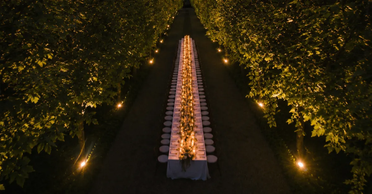 Masa de gală luminată în pădurea de la Singureni Manor
