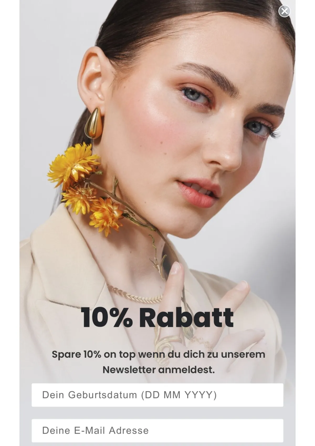 Junges Model lernt Laufstegtechnik im Catwalk-Coaching