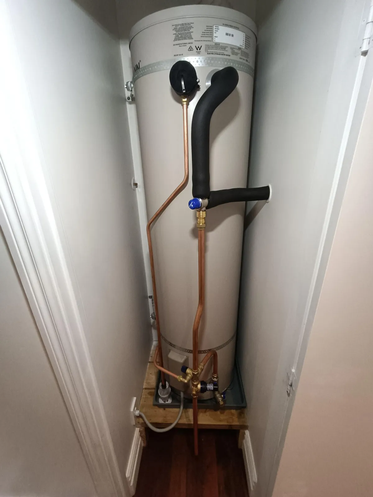 thermann-hot-water-cylinder-replacement-in-hallway