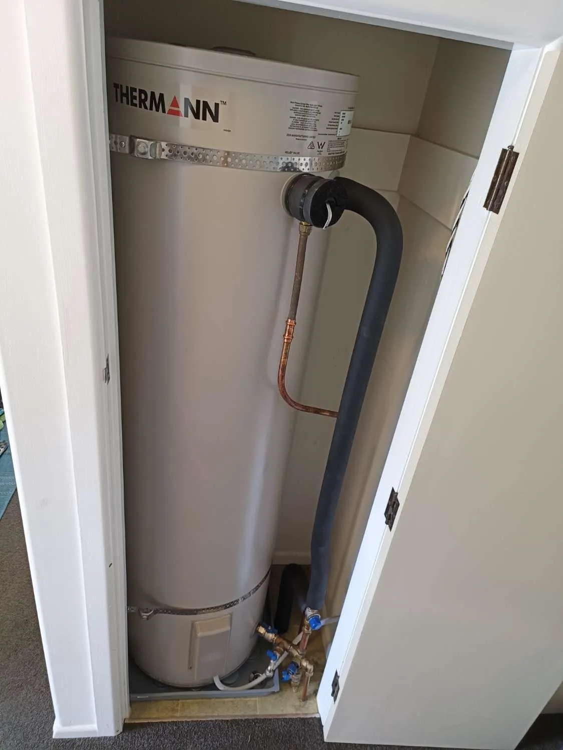 thermann-hot-water-cylinder-replacement-in-cupboard