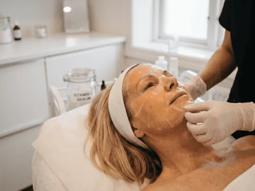 Ansigtsbehandling med sheet maske