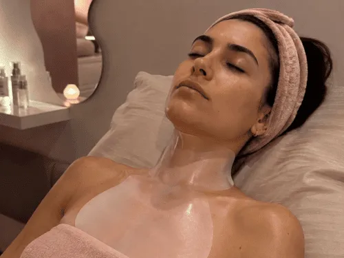Rose blossom maske på hals og decoleté, med beauty angel lysterapi og vegansk hudpleje