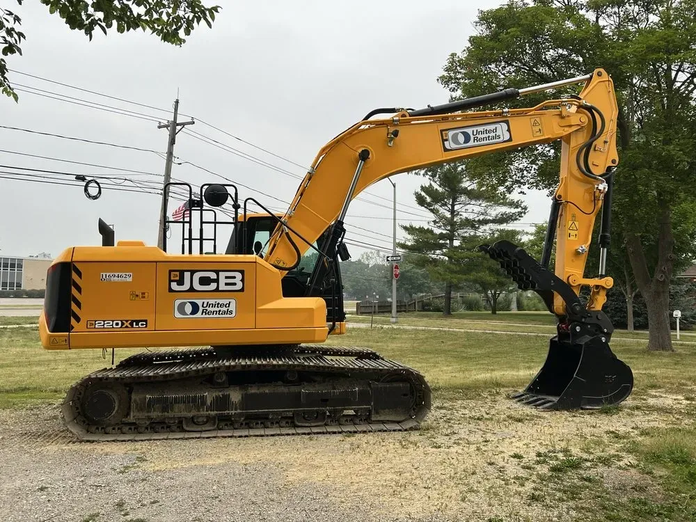 Renovated kitchen in Bloomingdale IL featuring high-end finishes, spacious layout, granite island, and stylish decor.
