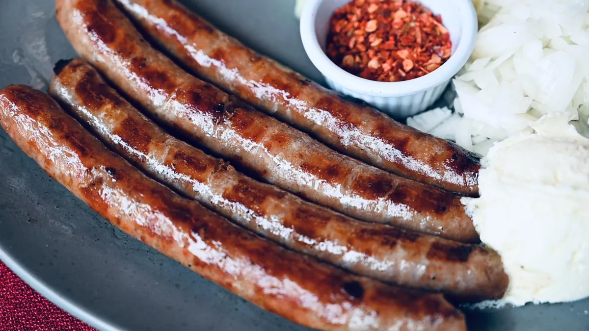 Leckere Schnellmbiss Bratwurst im Brötchen