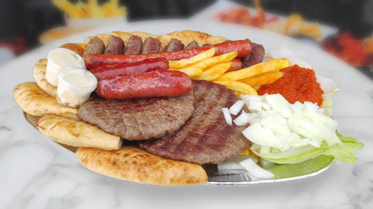 Saftiges Fleisch, frisches Gemüse und knuspriges Brot direkt vom Grill. Die Königsplatte vom "König Cevapcici"!