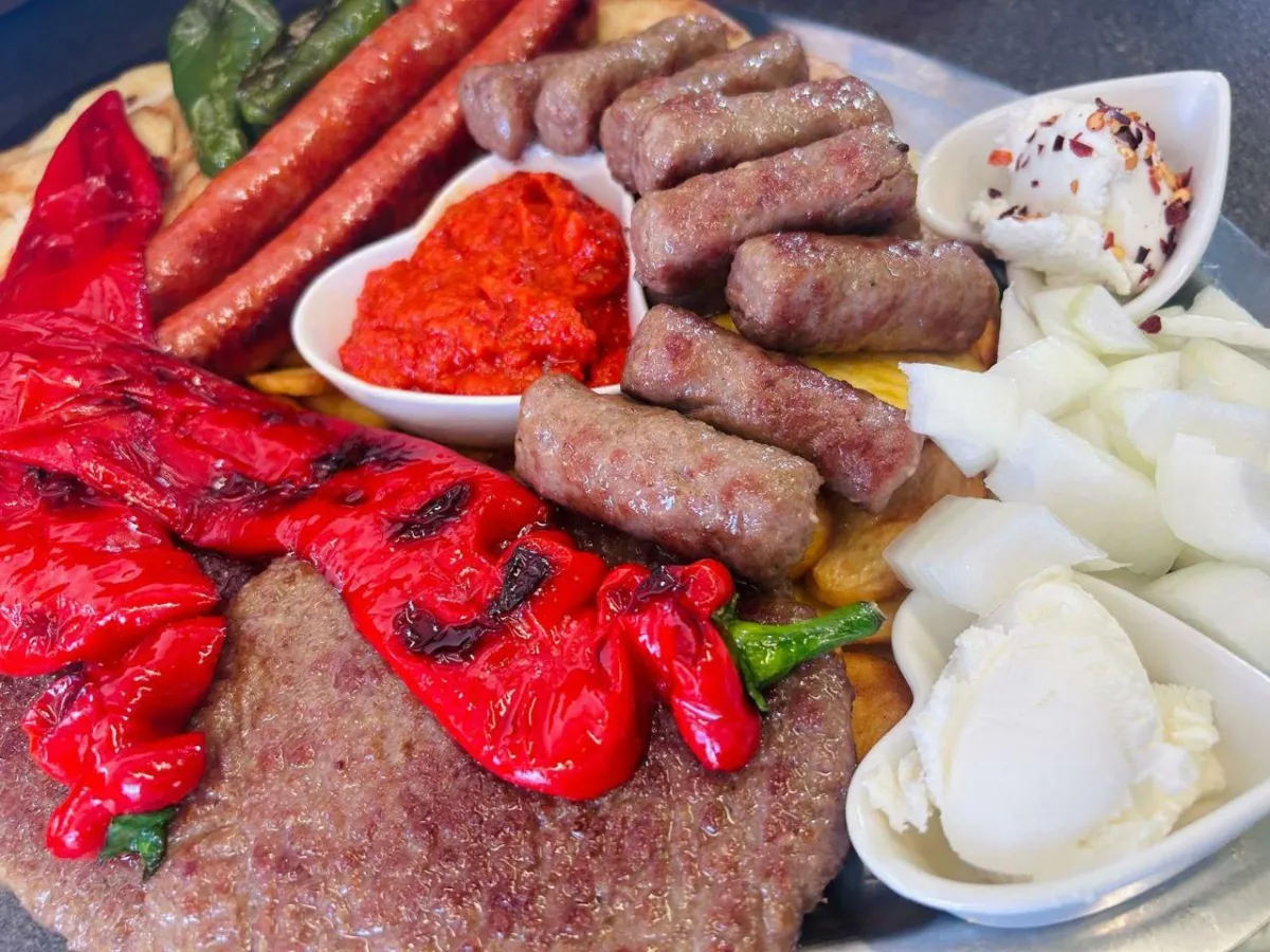 Saftiges Fleisch, frisches Gemüse und knuspriges Brot direkt vom Grill. Die Königsplatte vom "König Cevapcici"!