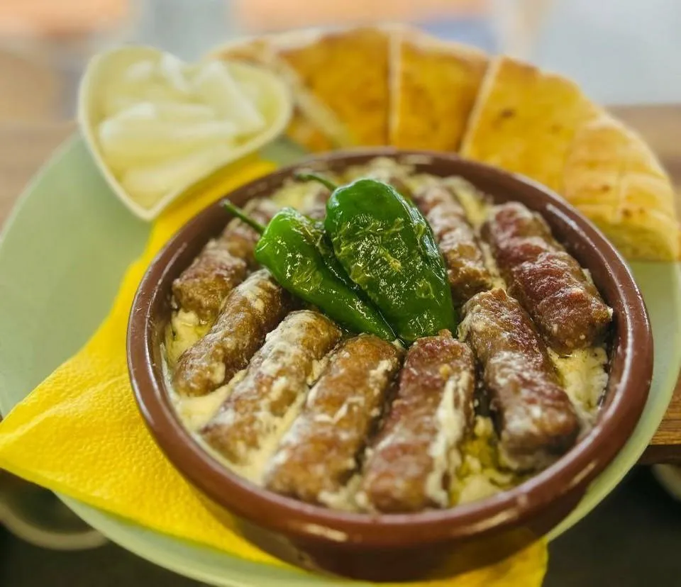 Sandwich Pljeskavica mit Salat; Kroatisches Hacksteak in frisch gebackenem Fladenbrot