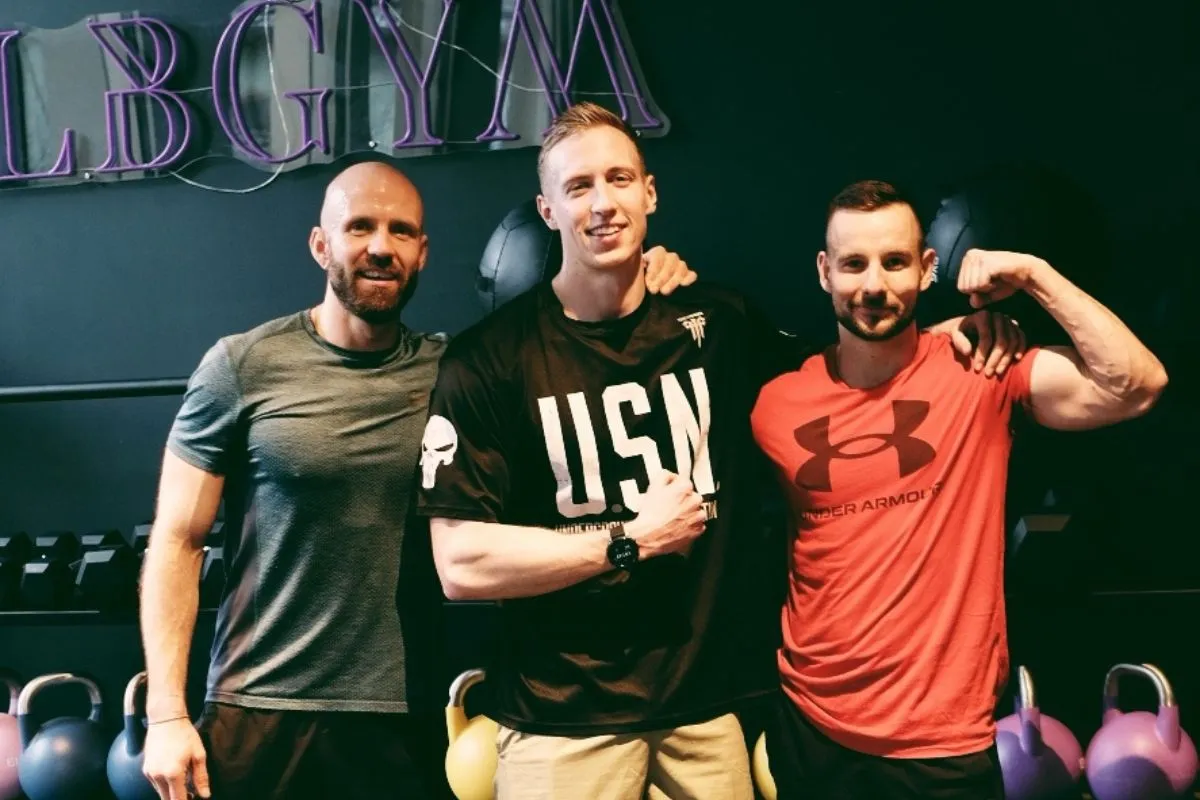 Robinson Bentler mit zwei Athleten aus dem Hybrid Training Club im Gym