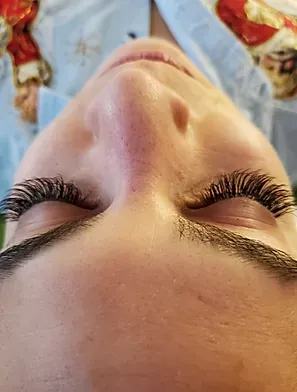 Woman with the x-treme eyelash extensions 