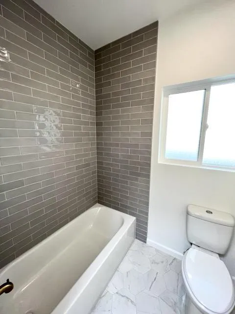 ### Key Elements #### Main Subjects - Bathtub - Toilet - Window #### Objects -