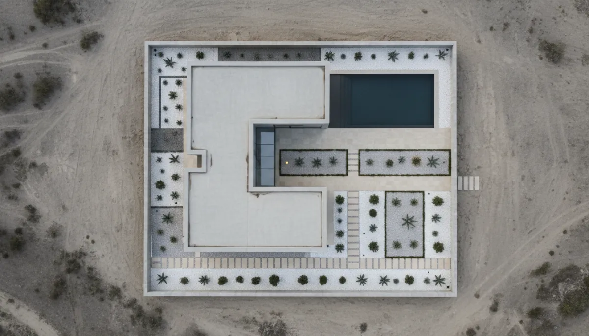 Dron realizando fotografía aérea de una vivienda moderna en estilo limpio