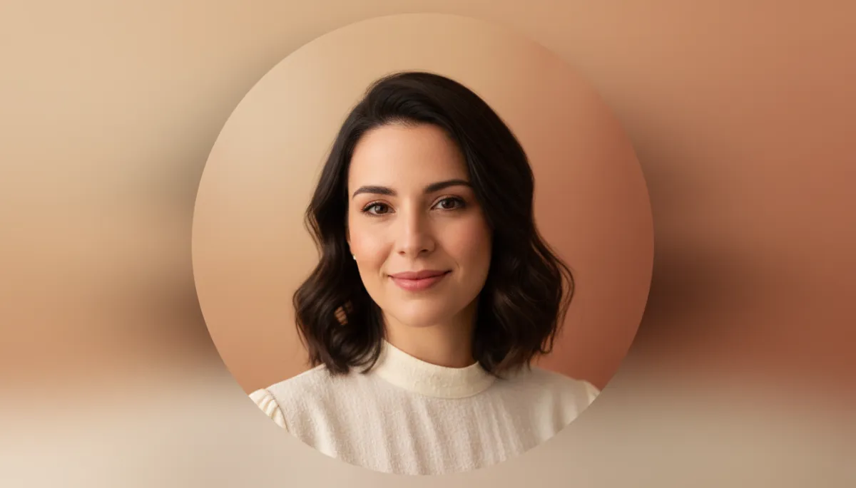 editorial close-up portrait of Fernanda Ciolfi smiling softly, circular crop, warm champagne and terracotta background, gentle morning light