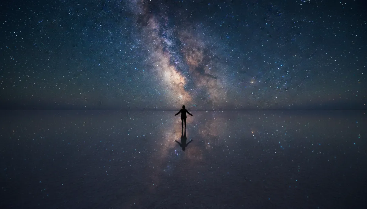 Vía Láctea reflejada en el agua del Salar de Uyuni durante la noche