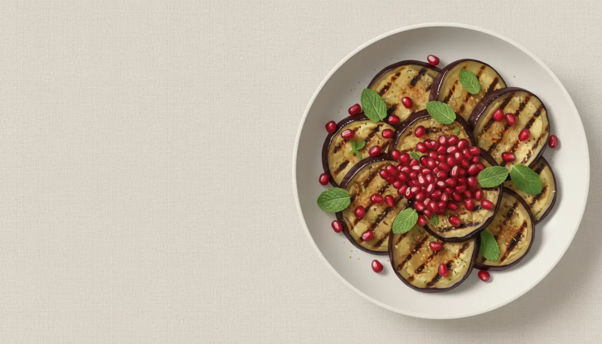 Serveerschaal met kleurrijke gegrilde aubergine, granaatappelpitjes en verse munt Serveerschaal met kleurrijke gegrilde aubergine, granaatappelpitjes en verse munt