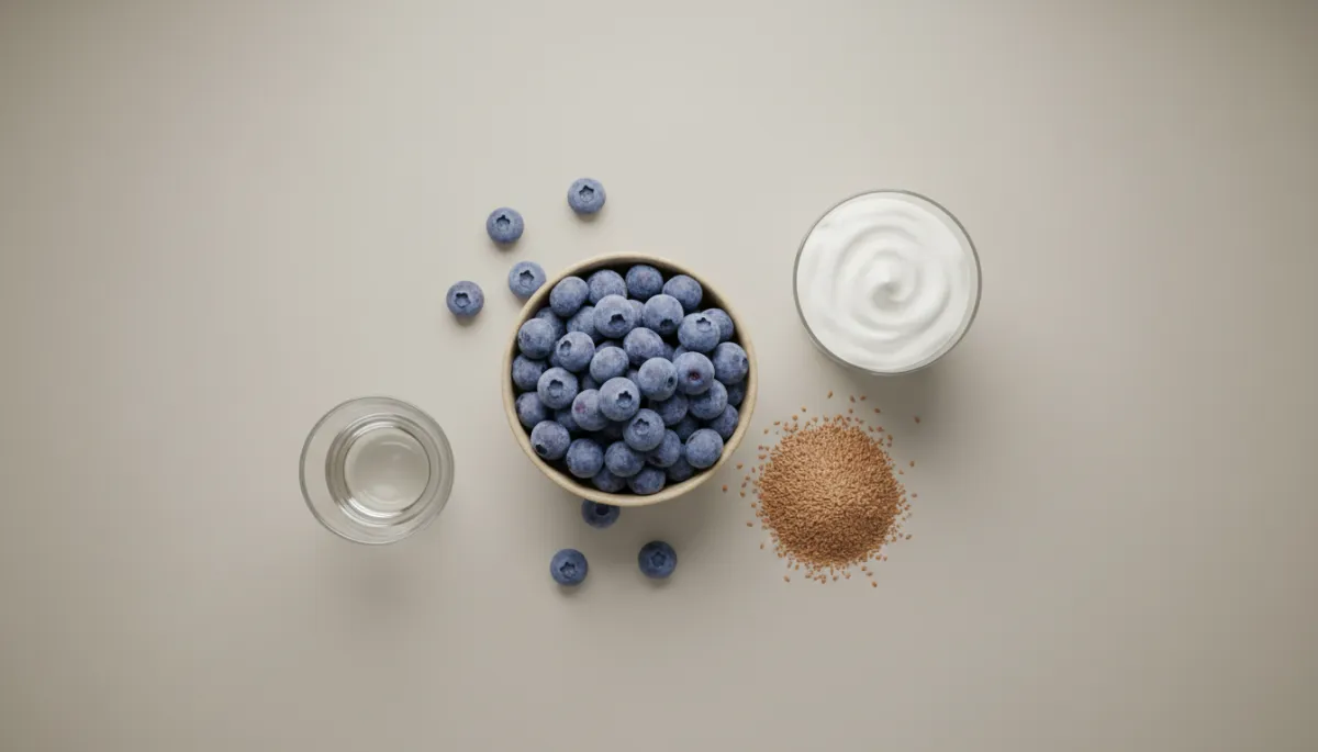 Ingrediënten voor een gezonde blauwe-bessen-smoothie netjes uitgestald Ingrediënten voor een gezonde blauwe-bessen-smoothie netjes uitgestald