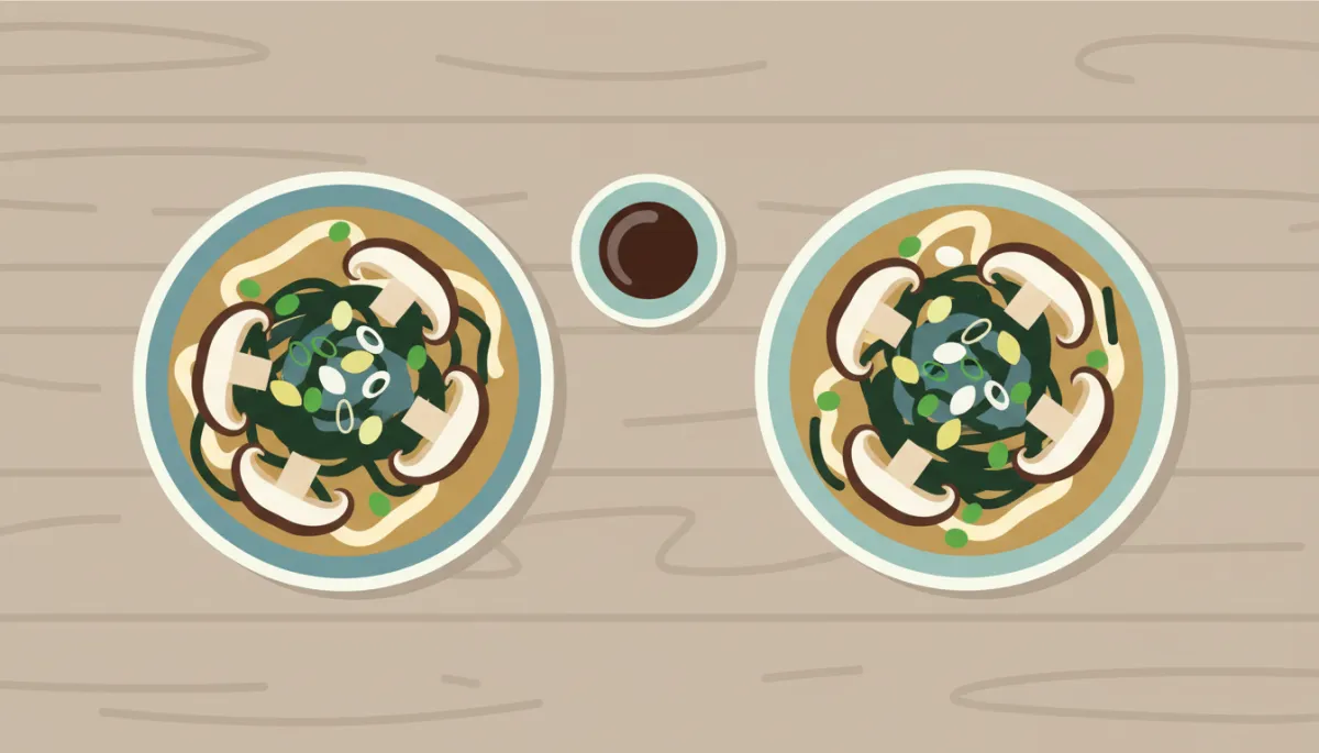Twee kommen Japanse bouillonsoep met shiitake, zeewier en lente-ui Twee kommen Japanse bouillonsoep met shiitake, zeewier en lente-ui
