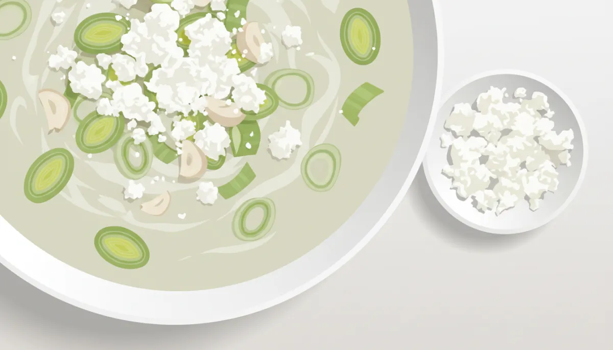 Close-up van romige preisoep met veel knoflook en verkruimelde feta