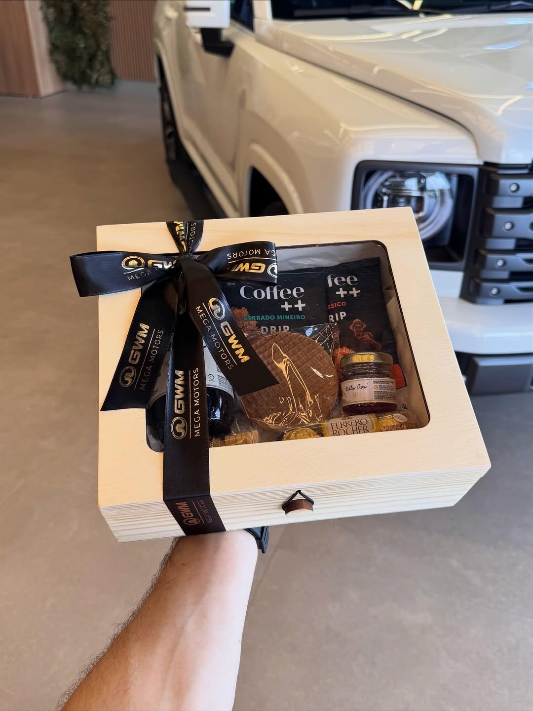 Caixa de madeira pinus isolada em fundo transparente — produto único fotografado em estúdio, vista 3/4, acabamento liso, acabamento de laço de tecido personalizado, iluminação suave e reflexos mínimos; sem sombras visíveis, sem props, fotorealista.