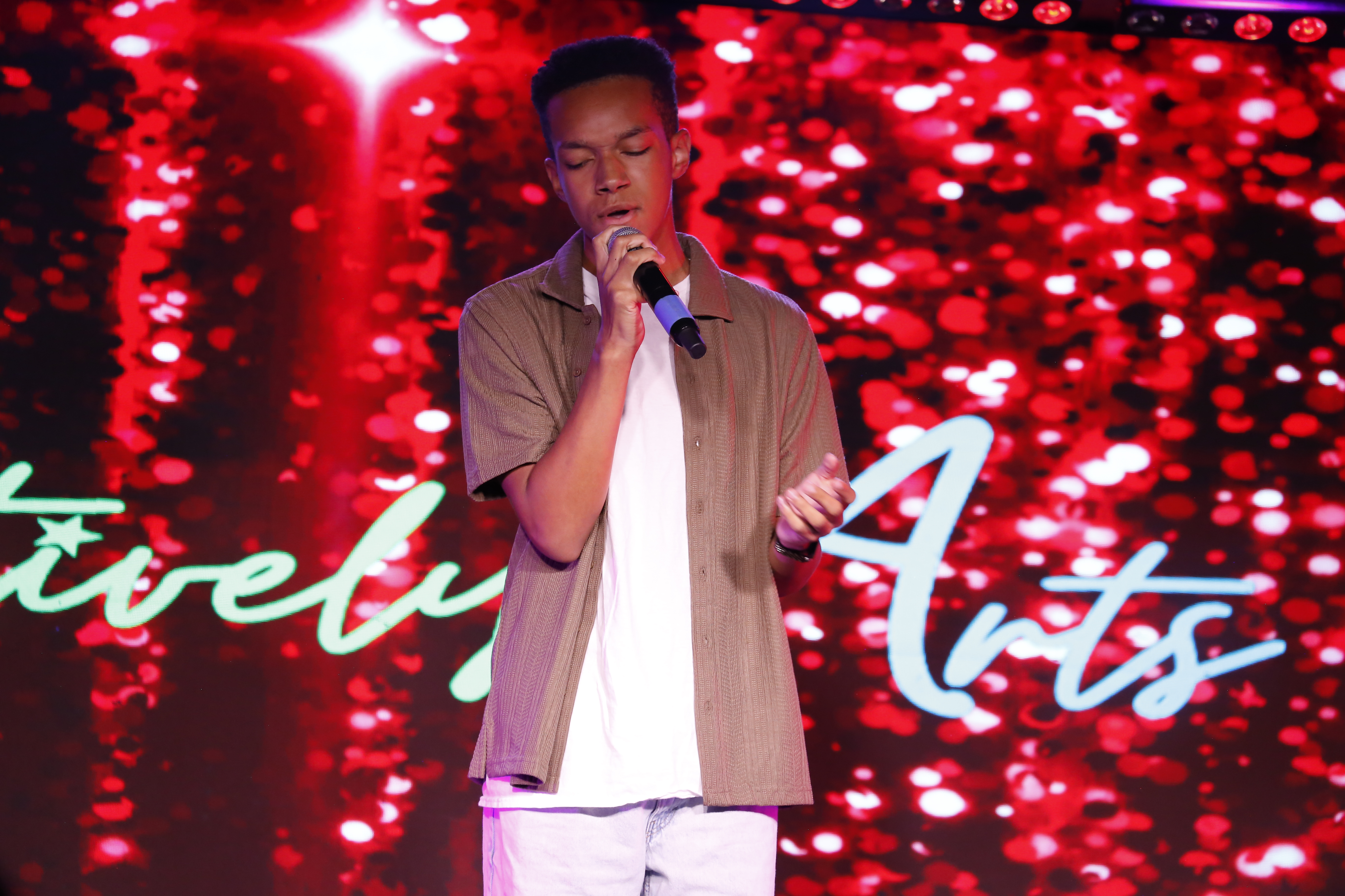 Rico Cruse performing