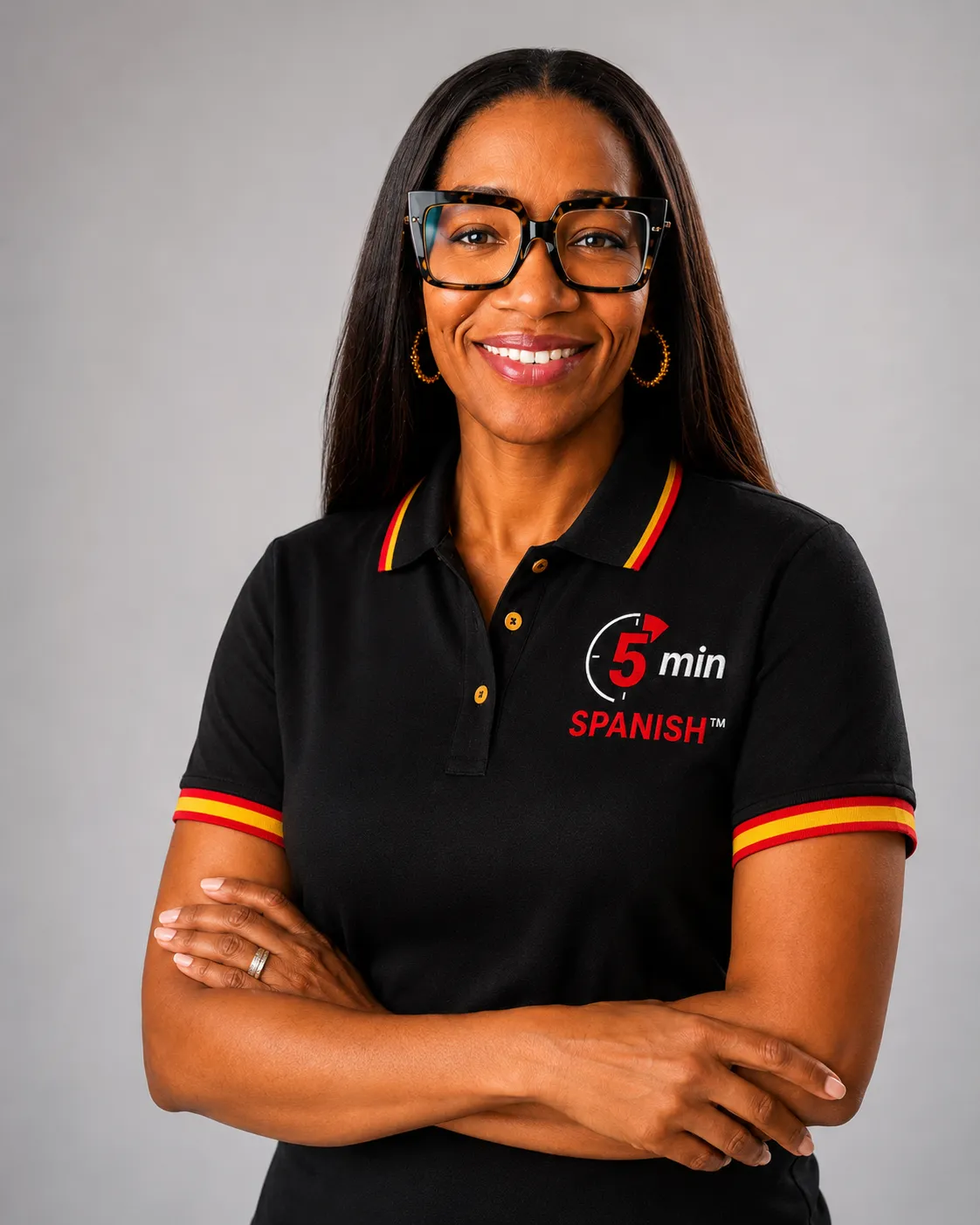 Señora Williams smiling warmly in the official 5 Minute Spanish polo
