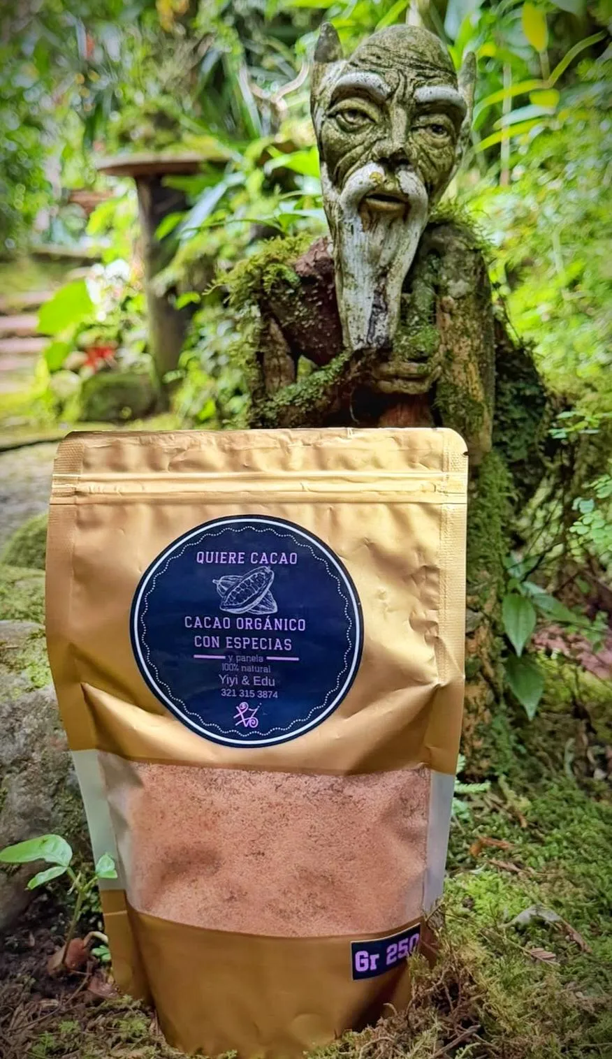 Bolsa de producto de cacao sobre paisaje exuberante con loros verdes