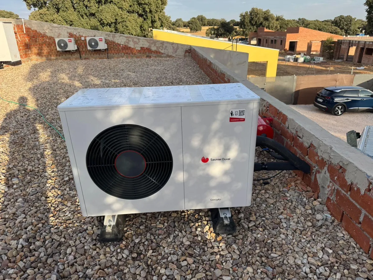 Instalación de aire acondicionado Split Mitsubishi en piso del Barrio de Salamanca y Coslada