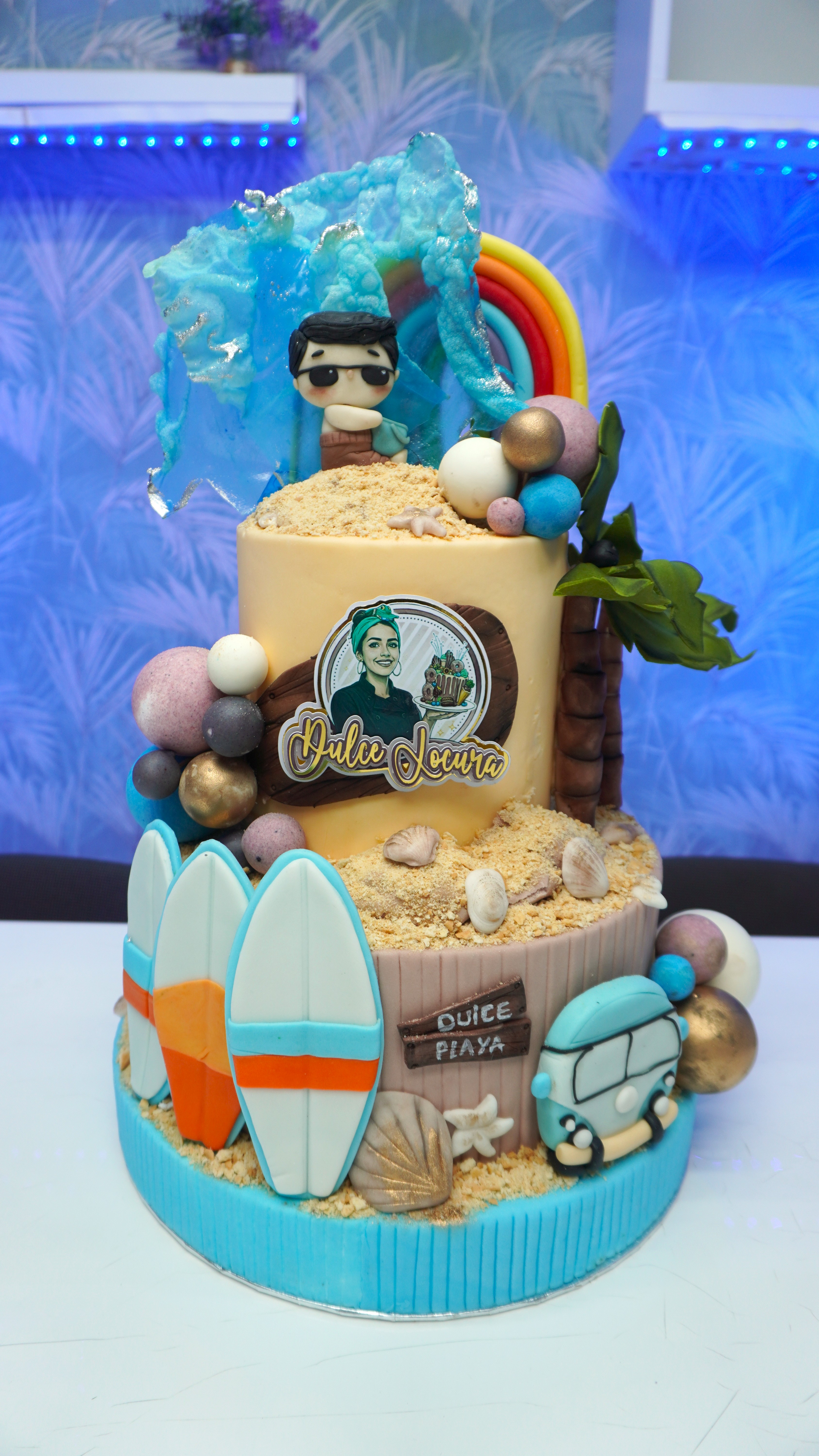Tarta Dulce Playa con ola en 3D, furgoneta, palmera y figura, creada en la masterclass de Dulce Locura Madrid