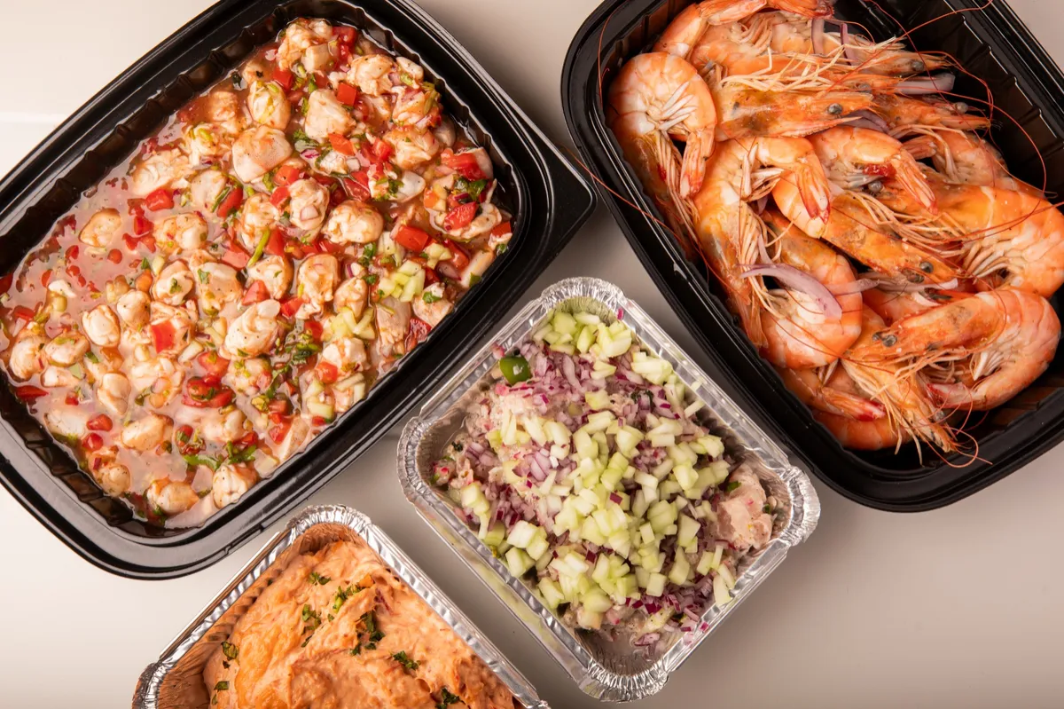 Mesa con abundante mariscada fresca para eventos y celebraciones