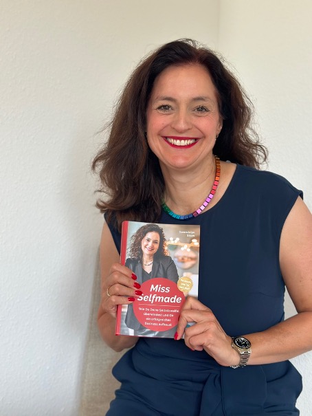 Porträt einer selbstbewussten Moderatorin