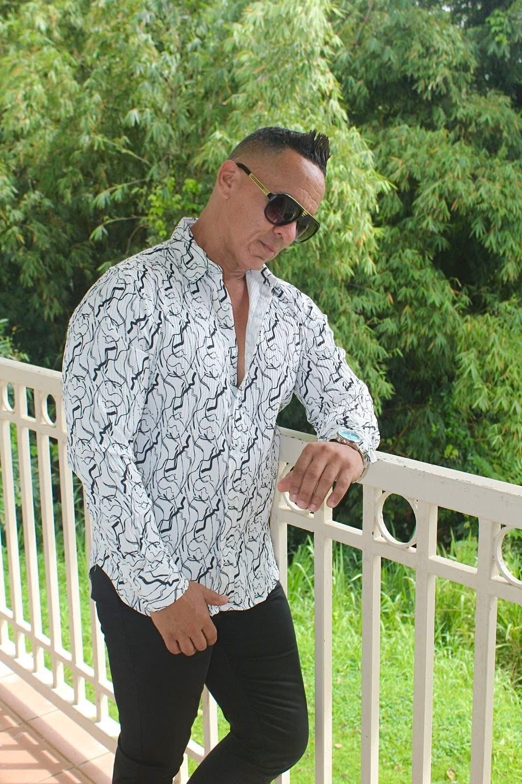 Foto en blanco y negro de Wilfridín en escenario