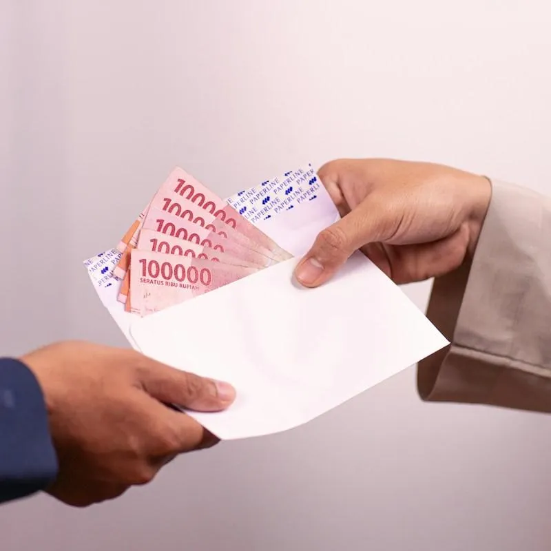 Money being handed over between a homeowner and a cash buyer