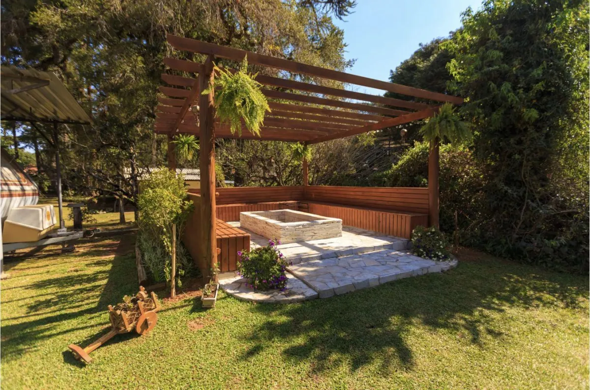 Timber pergola over a backyard entertaining area