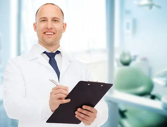 Retrato de dentista sonriente