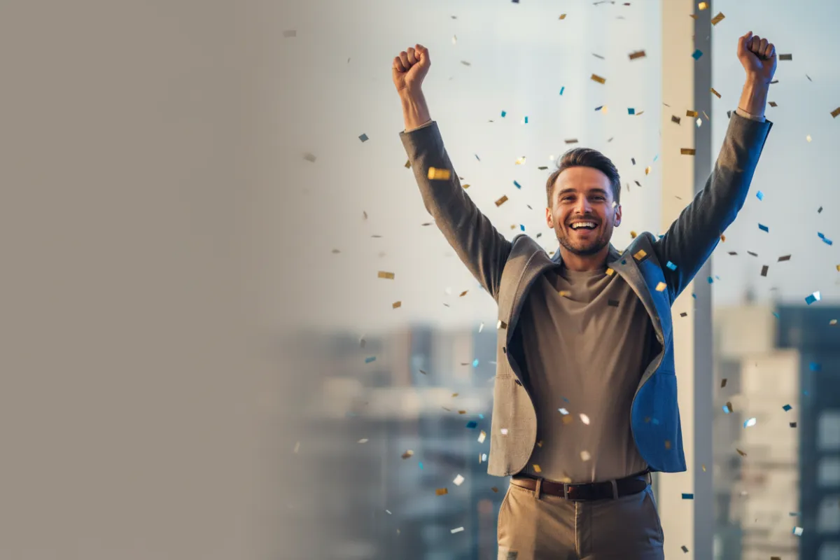 Persona celebrando éxito con la plataforma Connvertio