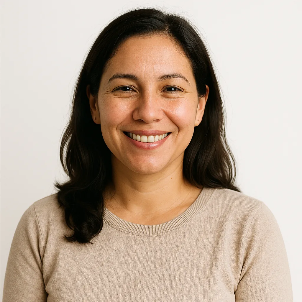 Retrato cuadrado de una madre hispana, 35 años, fondo neutro, sonriendo con alivio.
