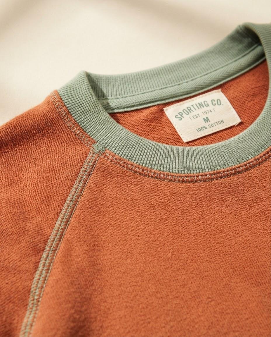 Primer plano de textura textil y confección de camiseta retro deportiva de alta densidad