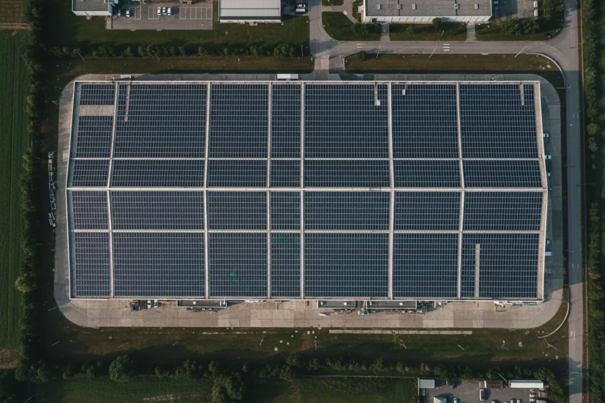 Foto de bodega comercial con paneles solares