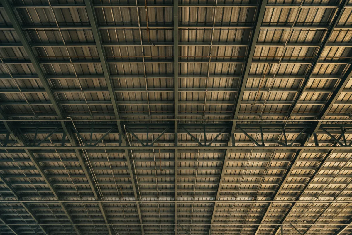 Foto de techo comercial con paneles solares