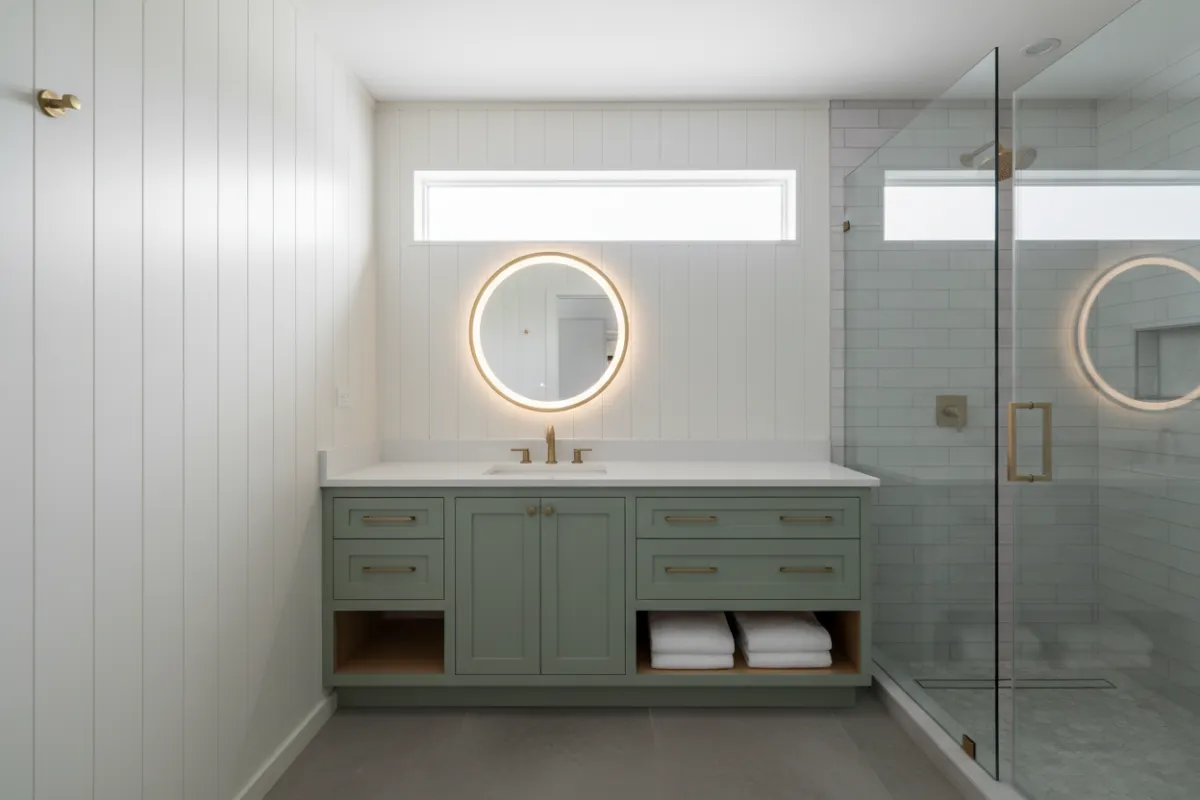 Détails de menuiserie intérieure et moulures restaurées, finition bois et peinture.