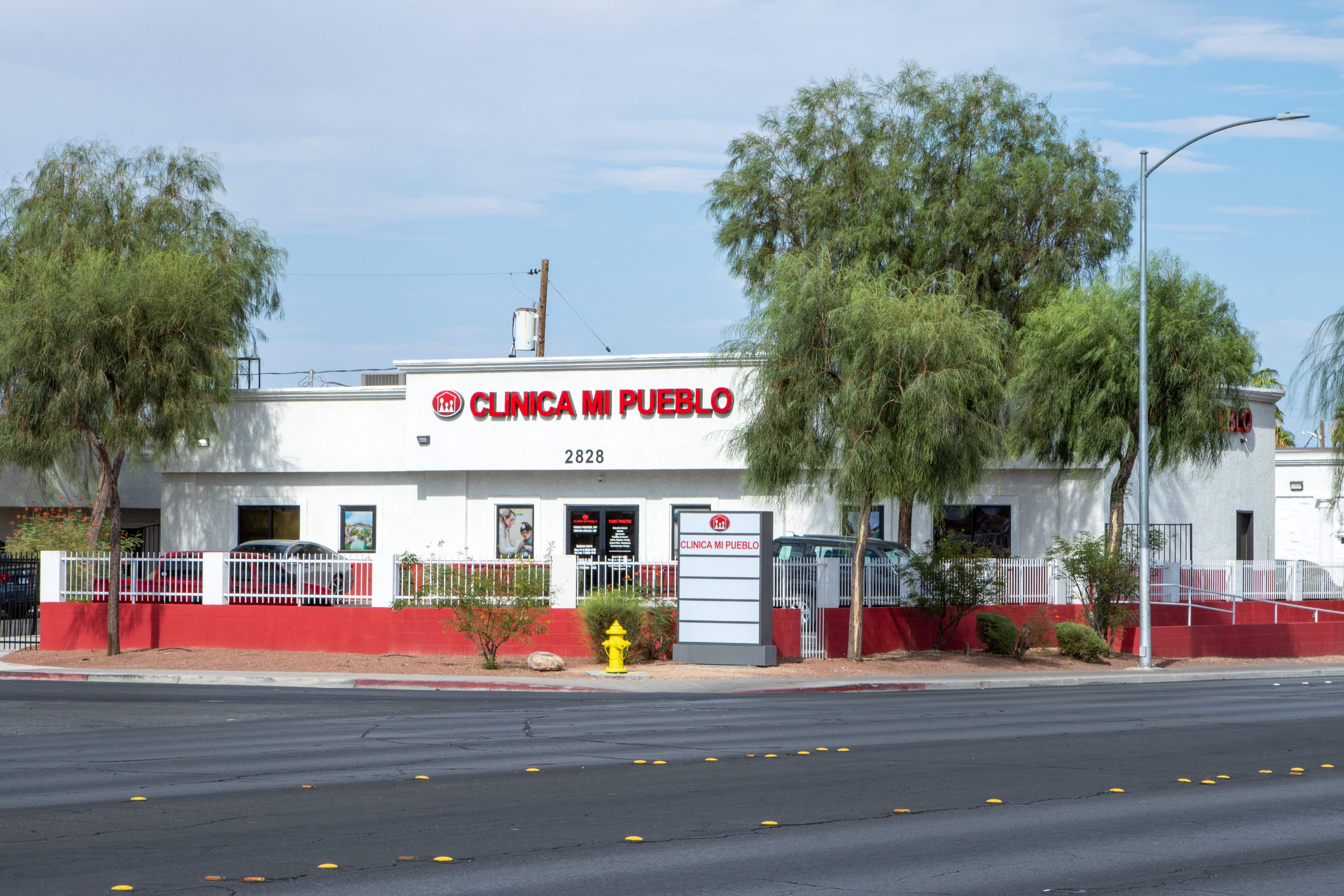 Fachada Clínica #2828 - Clínica Mi Pueblo