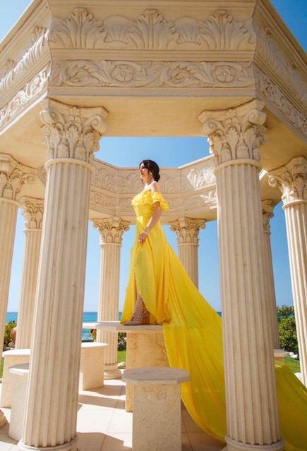 Stana im gelben Kleid