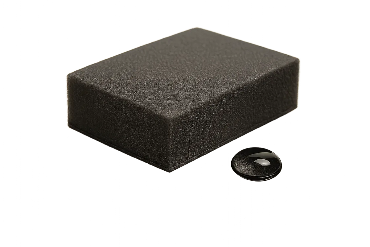 Aplikator piankowy z kroplą powłoki ceramicznej na lakierze samochodu