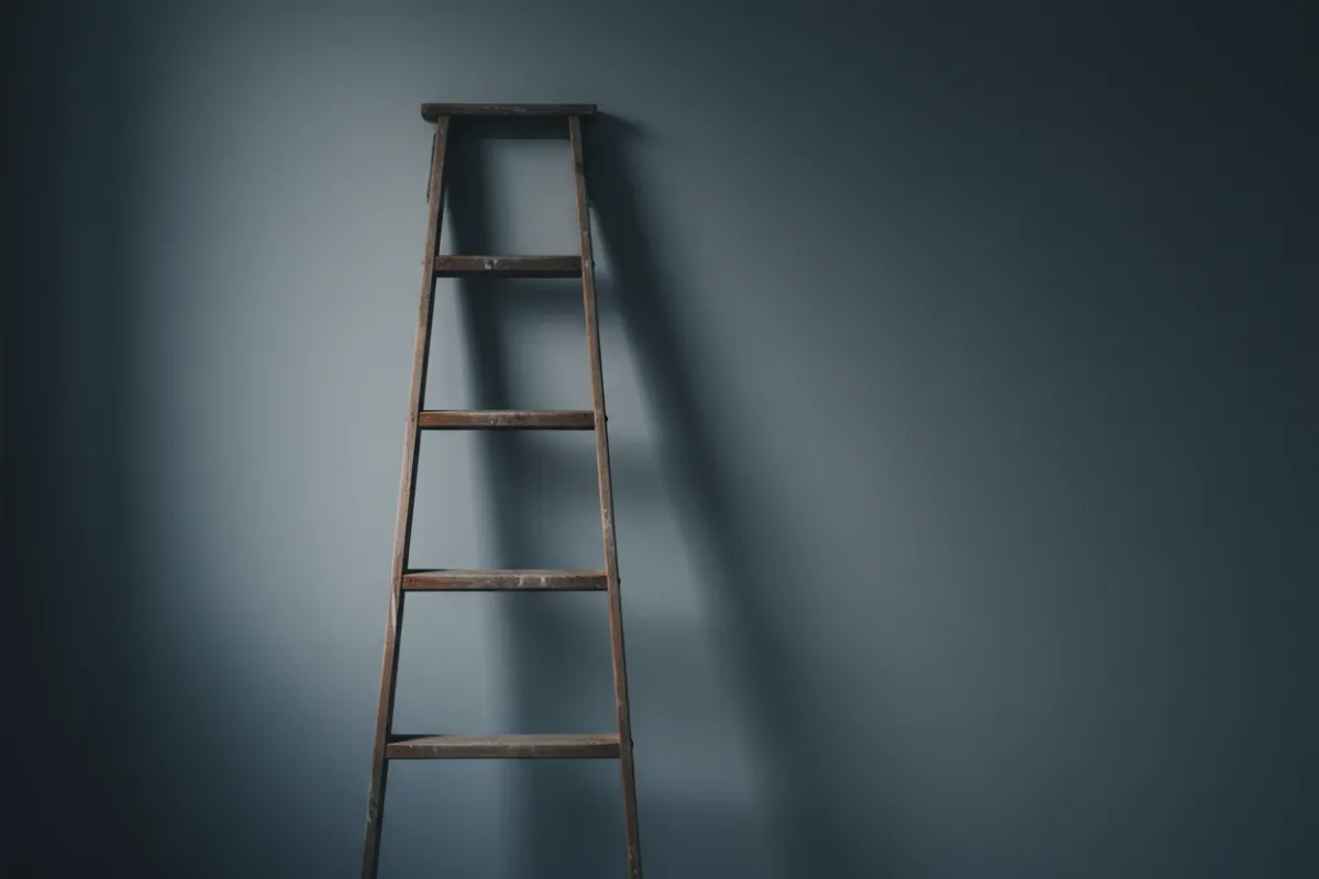 Ein 1:1-Bild eines alten Pergamentmanuskripts mit handschriftlicher deutscher Schrift, das auf einem Holztisch neben einer Feder und einem Tintenfass liegt. Sanftes natürliches Licht betont die Textur des Papiers und vermittelt historische Authentizität und Ehrfurcht vor dem Dokument.