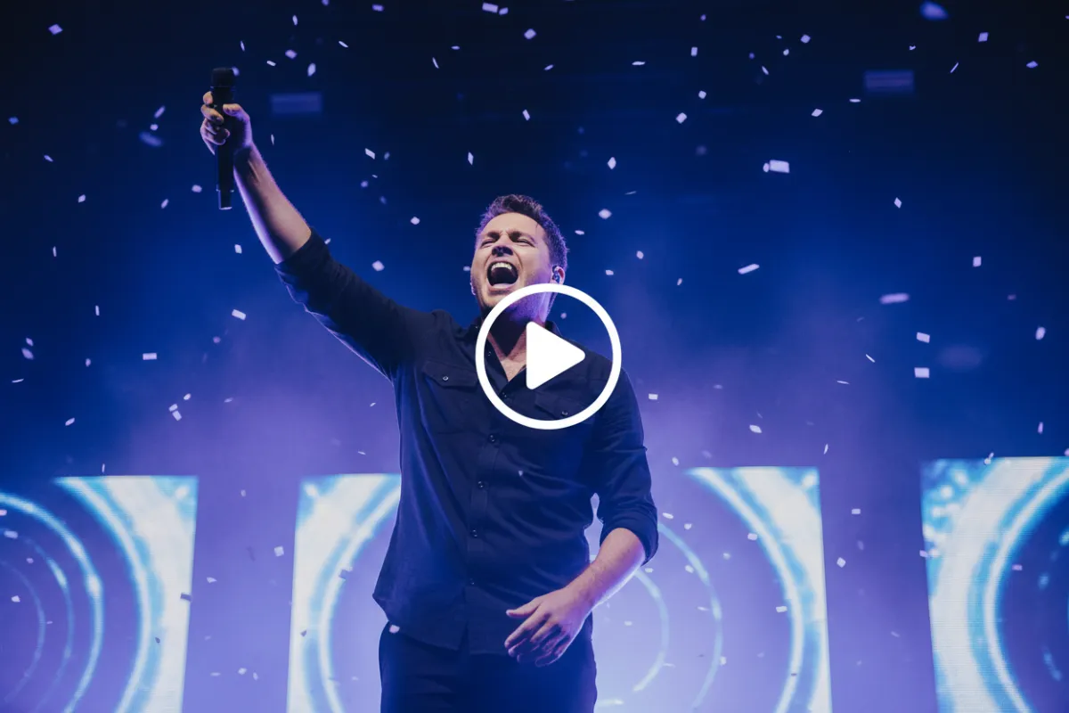 Headline act mid-chorus video still