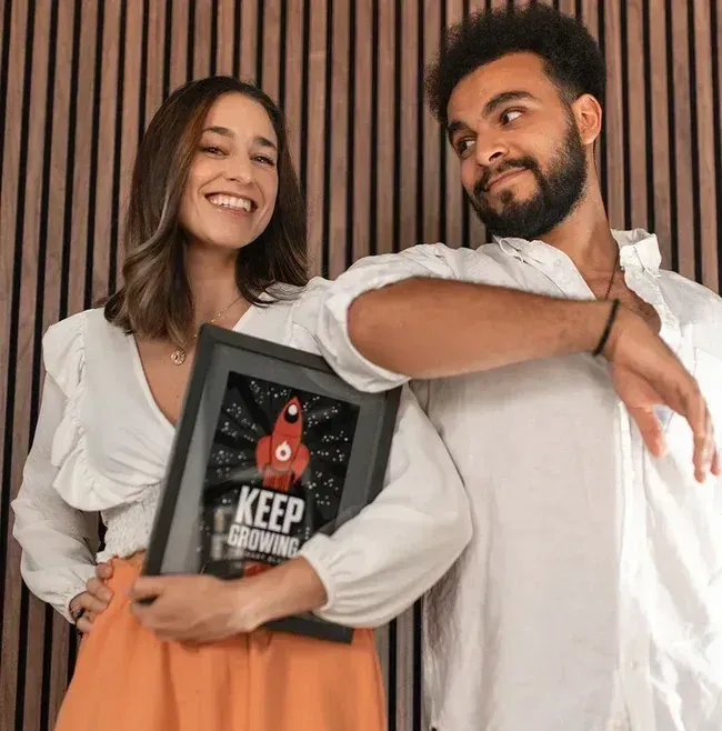 Hombre sosteniendo el libro Keep Growing
