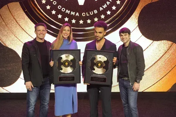Profesionales en el escenario recibiendo premios