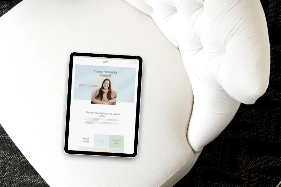 Tablet, das eine individuelle Website zeigt