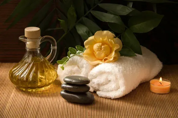 5 Benefits of Hot Stone and Towel Treatments